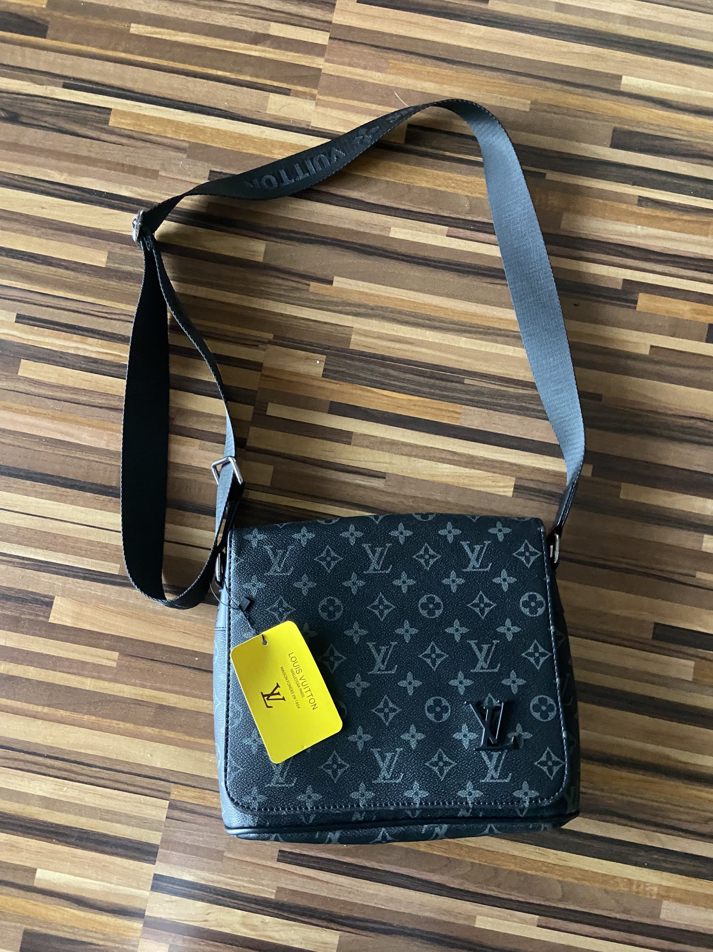 LV Messenger Bag | 1:1